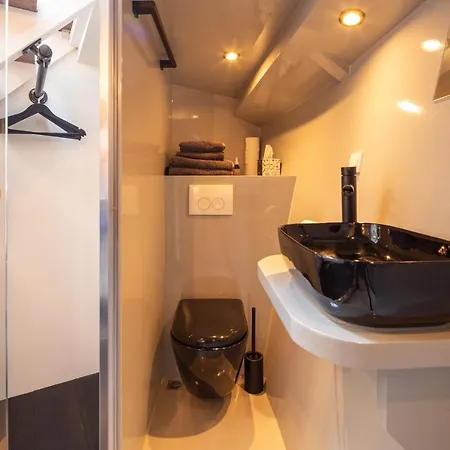 The Ship's Cabin Bed & Breakfast *